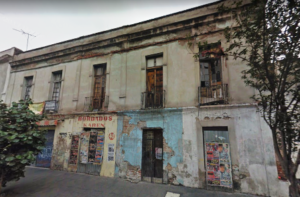 Fachada de la dilapidada vivienda debajo de la cual se hizo el hallazgo. Está ubicada en el número 40 de la calle República del Perú, en el Centro Histórico de la Ciudad de México. Foto: Google Maps