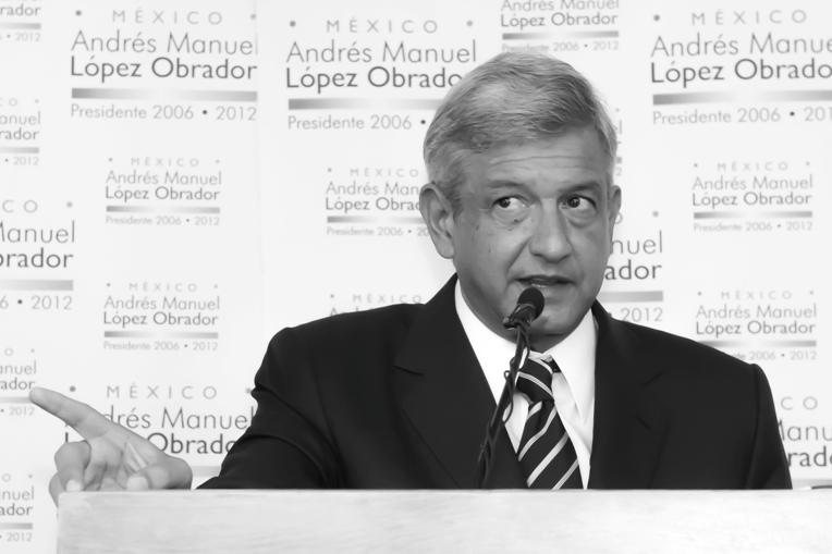 Andrés Manuel López Obrador, "el Peje", habla con los medios de comunicación tras la elección presidencial del dos de julio de 2006. Foto: Guillermo González | Barriozona Magazine © 2006