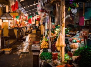 El mercado tradicional ofrece un mundo de colores, aromas y voces, en contraste con los supermercados modernos. Foto: Giulian Frisoni