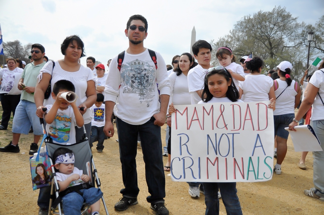 Citralli Ochoa (con letrero), junto a sus padres salvadoreños y sus hermanos, fue una de las asistentes a la marcha en Washington, DC. Foto: Pedro Ultreras | Barriozona Magazine © 2010