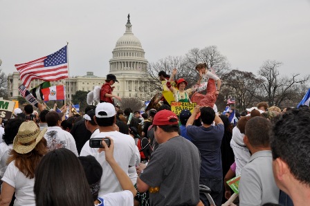 Miles en busca de una reforma migratoria abarrotaron el National Mall y rodearon el Capitolio de Estados Unidos en una marcha a la que asistieron 200 mil personas. Foto: Pedro Ultreras | Barriozona Magazine © 2010