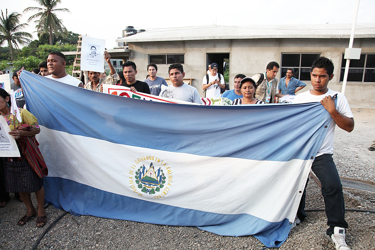 Un contingente de El Salvador porta su bandera como muestra de la participación de su país en la histórica caravana. Foto: Pedro Ultreras | Barriozona Magazine © 2011