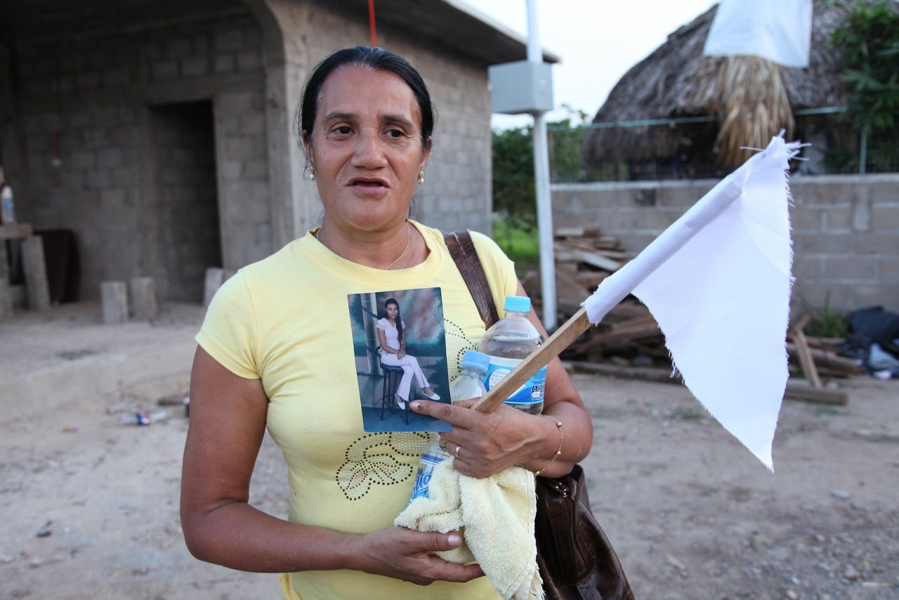 La madre de Jesenia Marlene Gaitán Cartagena, Pricila Cartagena Rodríguez, dice que ella desapareció el 19 de diciembre del 2007 de Nuevo Laredo, Tamaulipas. Teme que su hija haya sido secuestrada. Foto: Pedro Ultreras | Barriozona Magazine © 2011