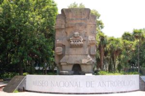 El sitio actual del monolito recibe a los visitantes del Museo Nacional de Antropología en la Ciudad de México. Foto por Eduardo Barraza | Barriozona Magazine © 2006