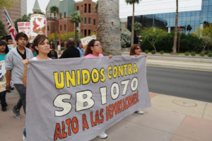 Al cumplirse dos años de la promulgación de la Ley SB 1070, cientos de personas se manifestaron en las calles de Phoenix en el estado de Arizona para protestar en contra de la medida antiinmigrante. Foto: Eduardo Barraza | Barriozona Magazine © 2012