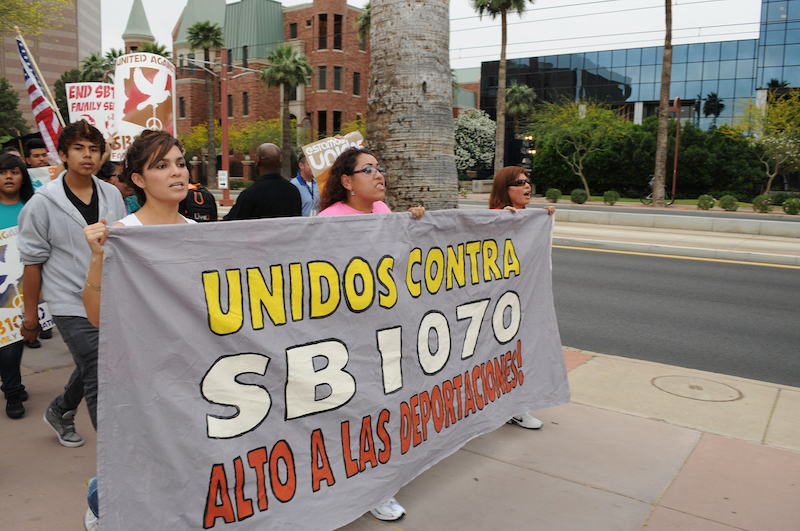Al cumplirse dos años de la promulgación de la Ley SB 1070, cientos de personas se manifestaron en las calles de Phoenix en el estado de Arizona para protestar en contra de la medida antiinmigrante. Foto: Eduardo Barraza | Barriozona Magazine © 2012