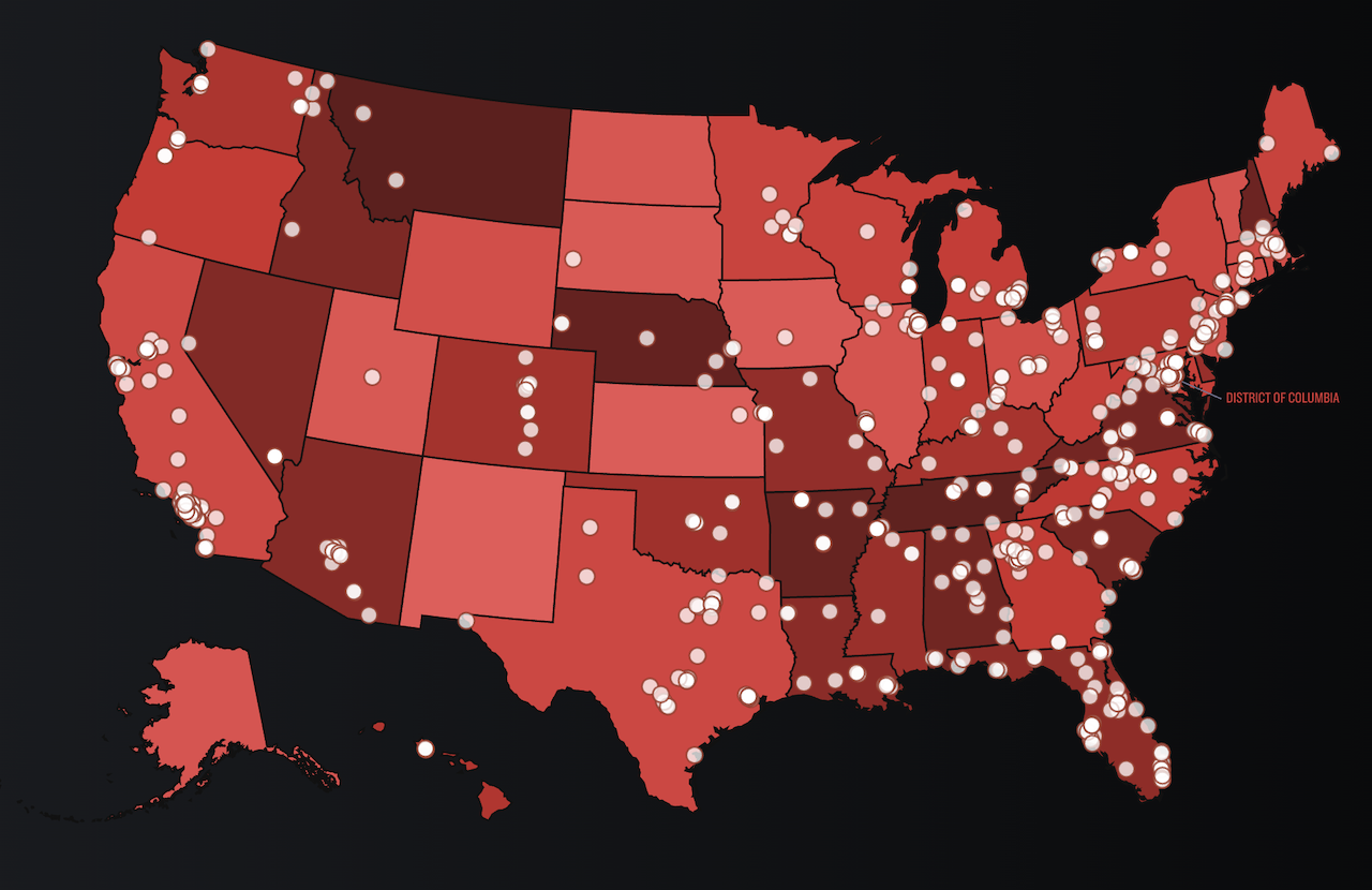 Una gráfica creada por el Centro de Estudios Legales sobre la Pobreza del Sureste de Estados Unidos muestra el "mapa del odio", que enumera el número de grupos de odio activos cada año. California tiene el mayor número de estos grupos. Imagen: SPLC