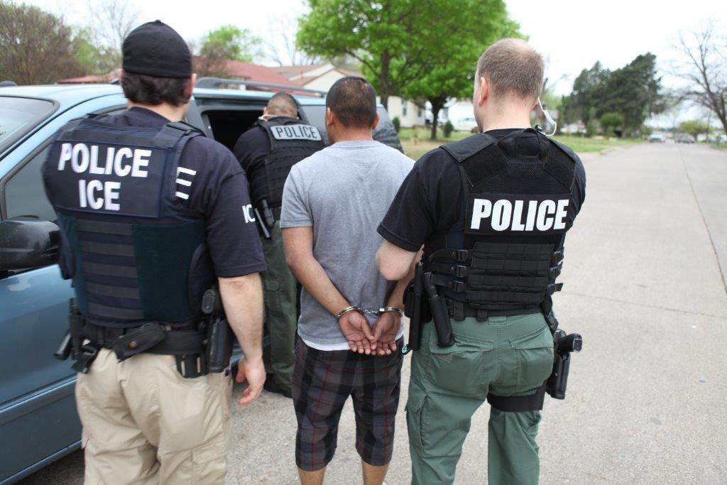 Agentes de la oficina de Inmigración y Control de Aduanas (ICE) arrestan a un fugitivo de la leyes de inmigración de Estados Unidos. Foto: Archivo de ICE