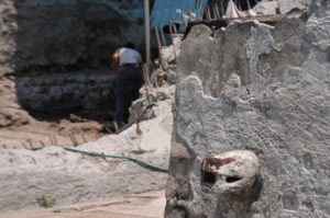 Los continuos trabajos de excavación frente a las ruinas del Templo Mayor en la Ciudad de México han puesto a los arqueólogos en el umbral de lo que pudieran ser las tumbas de los tlatoanis mexicas. Foto: Eduardo Barraza | Barriozona Magazine © 2015