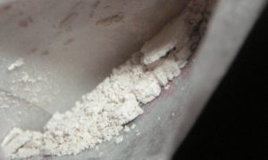 La heroína es un analgésico opioide que tiene usos médicos pero que se utiliza como una droga recreativa por sus efectos eufóricos.