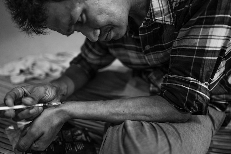 Un usuario de heroína introduce una jeringa a su vena. Foto: Jonathan van Smith | Flickr
