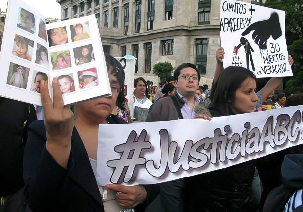 Personas solidarizadas con el dolor de los padres de las 49 niñas y niños que murieron el trágico incendio de la Guardería ABC, marcharon desde el Zócalo al Ángel de la Independencia, en la Ciudad de México. Foto: CENCOS