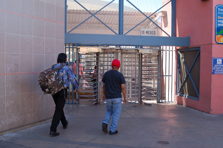 Diversos factores están llevando a un gran número de ciudadanos mexicanos a salir de Estados Unidos. La imagen muestra a dos hombres que se dirigen hacia México por una de las salidas en la garita aduanal de Nogales, Arizona. Foto: Eduardo Barraza | Barriozona Magazine © 2015