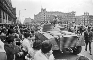 Cientos de estudiantes rodean tanques del Ejército Mexicano el Zócalo de la Ciudad de México junto al Palacio Nacional.