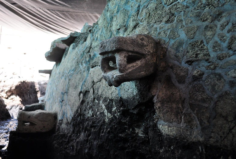 La plataforma circular mexica o cuauhxicalco tiene esculpidas cabezas de serpiente hechas en toba y las de mayor tamaño —de entre 40 y 45 centímetros— en basalto. Foto: Héctor Montaño | INAH