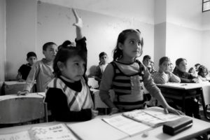 En los pequeños de la escuela primaria ha de favorecerse su seguridad y productividad, a esta edad los niños tienen mucho interés en aprender. Foto: DFID - UK Department for International Development via Visualhunt / CC BY-SA