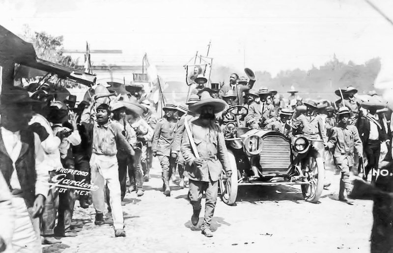 Francisco I. Madero llega a Cuernavaca, Morelos, en junio de 1911. A la derecha con traje oscuro camina Emiliano Zapata. Fuente: Fototeca BMOB