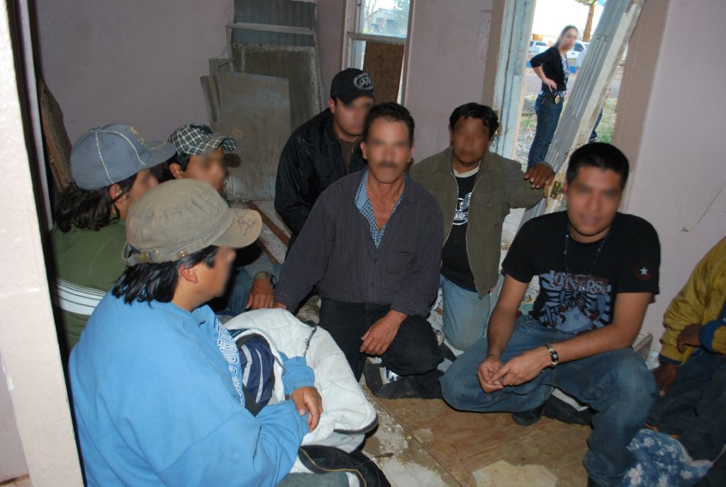 Un grupo de migrantes detenidos que los contrabandistas tenían escondidos en una “casa de seguridad” encontrada por las autoridades. Foto: Cortesía CBP