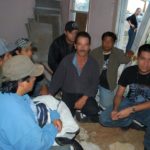 Un grupo de migrantes detenidos que los contrabandistas tenían escondidos en una “casa de seguridad” encontrada por las autoridades. Foto: Cortesía CBP