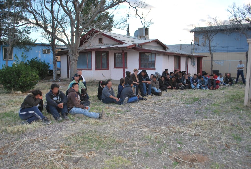 Este grupo numeroso de migrantes fue reunido en la cochera de una casa después de haber sido encontrados por las autoridades.