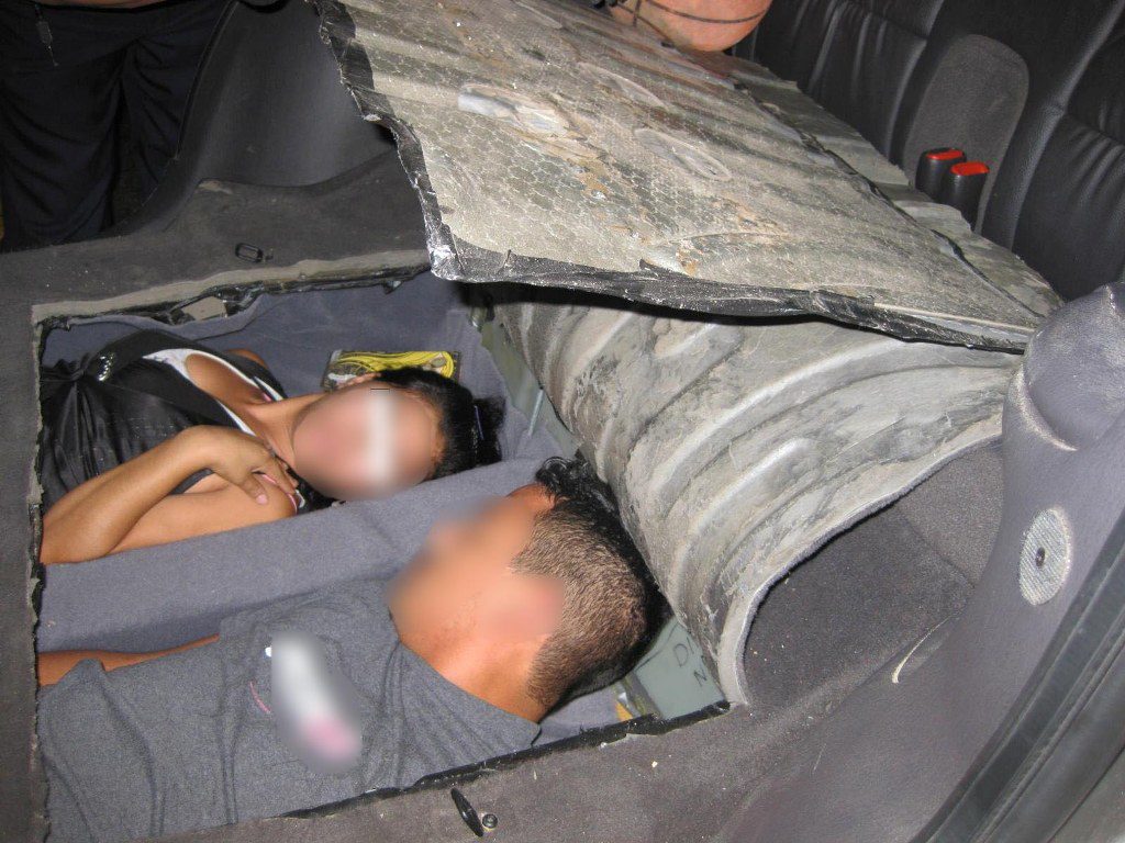 Los traficantes de indocumentados se ingenian maneras de esconder a sus clientes, como a esta pareja que encontraron sobre el chasis de un carro. Foto: Cortesía CBP