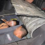 Los traficantes de indocumentados se ingenian maneras de esconder a sus clientes, como a esta pareja que encontraron sobre el chasis de un carro. Foto: Cortesía CBP