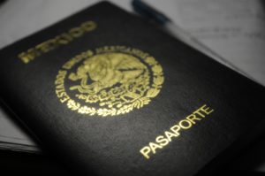 En el Consulado de México en Phoenix se puede tramitar el pasaporte mexicano, que es una prueba de nacionalidad, así como un documento de identidad y viaje de acuerdo con los estándares de calidad y seguridad más avanzados. Foto: Eduardo Barraza | Barriozona Magazine © 2012