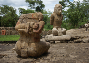 Estas esculturas mayas de cautivos fueron talladas durante periodos de crisis de las grandes urbes mayas. Foto: Mauricio Marat | INAH.