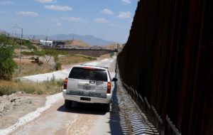 Un vehículo de la Patrulla Fronteriza de Estados Unidos recorre un camino al lado de una sección del muro fronterizo con México, cerca de la ciudad de Nogales, Arizona. Foto: Eduardo Barraza | Barriozona Magazine © 2012