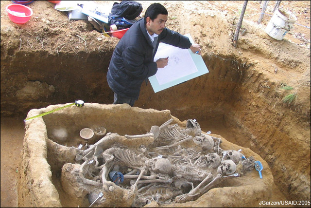 Exhumation of mass grave site in Compalapa, Chimaltenango (2005). Photo: United States Agency for International Development