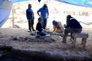 En zacatenco, Ciudad de México, un equipo de la Dirección de Salvamento Arqueológico del INAH ha registrado decenas de inhumaciones de niños, jóvenes y adultos, dispuestas con ofrendas. Foto: Melitón Tapia | INAH