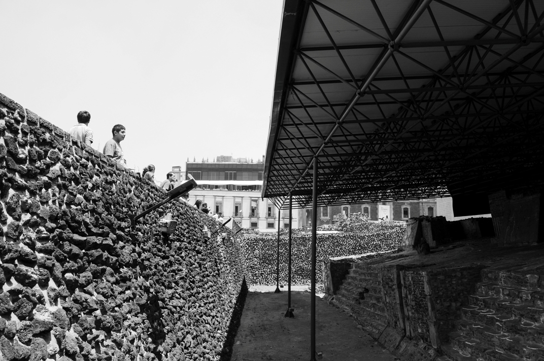 El sitio arqueológico de las ruinas del Templo Mayor de los mexicas es visitado diariamente por decenas de personas. Foto: Eduardo Barraza | Barriozona Magazine © 2016