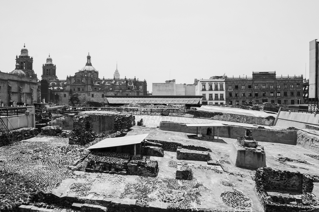 Las ruinas de lo que fuera el recinto sagrado de los mexicas se levantan en medio de edificios de la era colonial. Foto: Eduardo Barraza | Barriozona Magazine © 2016
