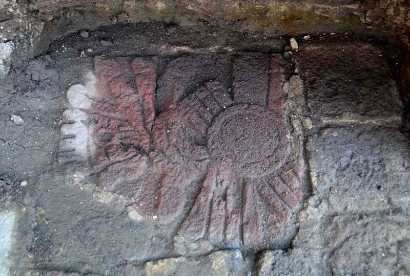 Las imágenes talladas sobre estas lápidas sugieren a los arqueólogos que se trata de una mitología ilustrada en piedra. Foto: INAH-CONACULTA