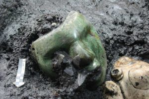 Entre los objetos encontrados destaca esta máscara de piedra verde, que bien podría ser el retrato de un personaje. Foto: Mauricio Marat | INAH