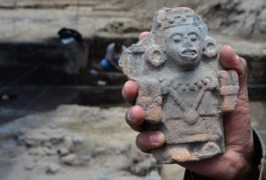 Esta figurilla antropomorfa femenina de barro es parte de los hallazgos que arqueólogos del INAH han hecho en Azcapotzalco. Foto: Héctor Montaño | INAH