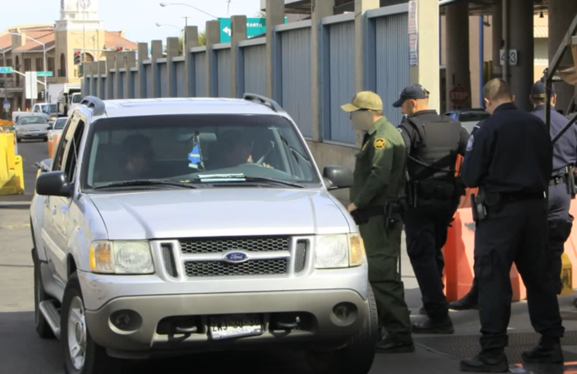 Una imagen del video promocional de la campaña contra la corrupción de funcionarios fronterizos muestra a un agente hablando con el conductor de un auto que intenta entrar a Estados Unidos.