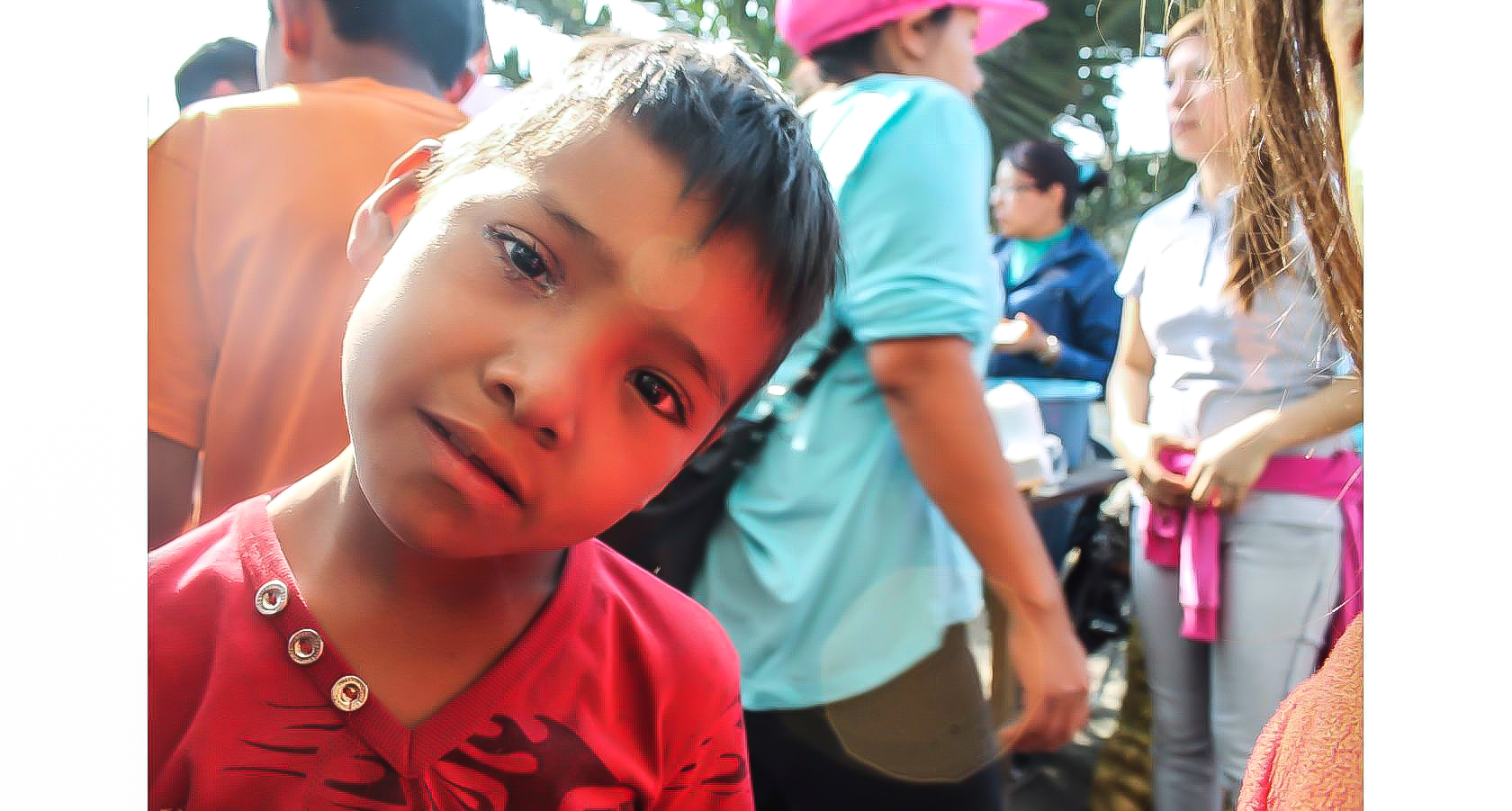 Un pequeño niño residente del basurero de Xochiaca mira con curiosidad la cámara fotográfica del reportero que visitó el lugar. Foto: Axel E. Núñez | Barriozona Magazine © 2016