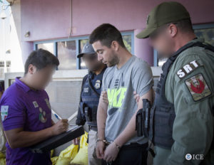 Luis Raúl Quiroz Góngora, alias "El Zorro", de 29 años, fue uno de los ciudadanos mexicanos deportados por las autoridades de inmigración de Estados Unidos durante el año fiscal 2016, en el que aumentaron las detenciones de la Patrulla Fronteriza. Quiroz enfrentaba acusaciones de asesinato en Sonora, México, a donde fue regresado, después de cumplir una sentencia por cargos de narcotráfico en EE.UU. Foto: ICE