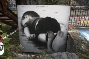 Mural en memoria del niño Alan Kurdi, inicialmente reportado como Aylan Kurdi, era un chico sirio de tres años de etnia kurda cuya imagen hizo titulares mundiales después de haberse ahogado el 2 de septiembre de 2015 en el Mar Mediterráneo. Él y su familia eran refugiados sirios que trataban de llegar a Europa en medio de la crisis europea de refugiados.