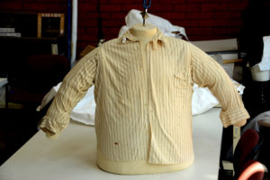 La camisa que vestía Francisco “Pancho” Villa al momento de ser asesinado fue donada a un museo en México hace más de 50 años. La histórica prenda fue recientemente restaurada y se exhibirá en Estados Unidos. Foto: Mauricio Marat | INAH.