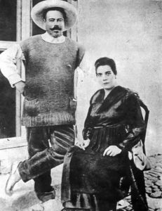 El gobierno mexicano reconoce a Austreberta Rentería (fotografiada con Francisco Villa) como una de las esposas legítimas del revolucionario.
