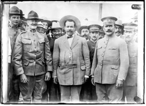En esta fotografía de 1915 aparecen Pancho Villa, John Pershing y Álvaro Obregón. Los tres generales posaron después de una reunión en la base militar de Fort Bliss, Texas. Villa y Pershing más tarde se convertirían en adversarios.