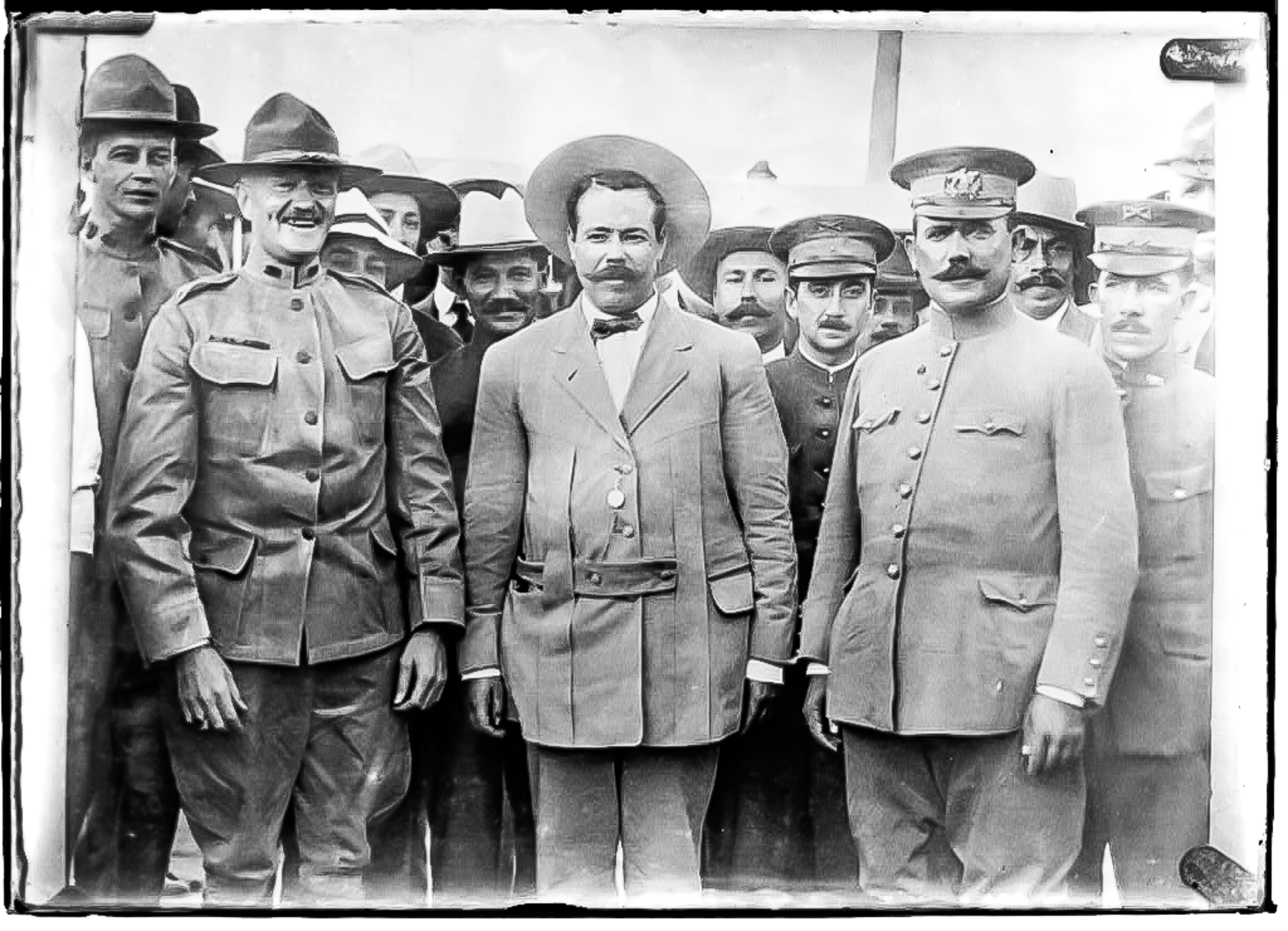 En esta fotografía de 1915 aparecen Pancho Villa, John Pershing y Álvaro Obregón. Los tres generales posaron después de una reunión en la base militar de Fort Bliss, Texas. Villa y Pershing más tarde se convertirían en adversarios.