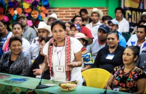 María de Jesús Patricio Martínez, una mujer indígena mexicana, se dirige a la audiencia durante la conferencia de prensa de la Asamblea Constitutiva del Concejo Indígena de Gobierno para México en mayo de 2017.