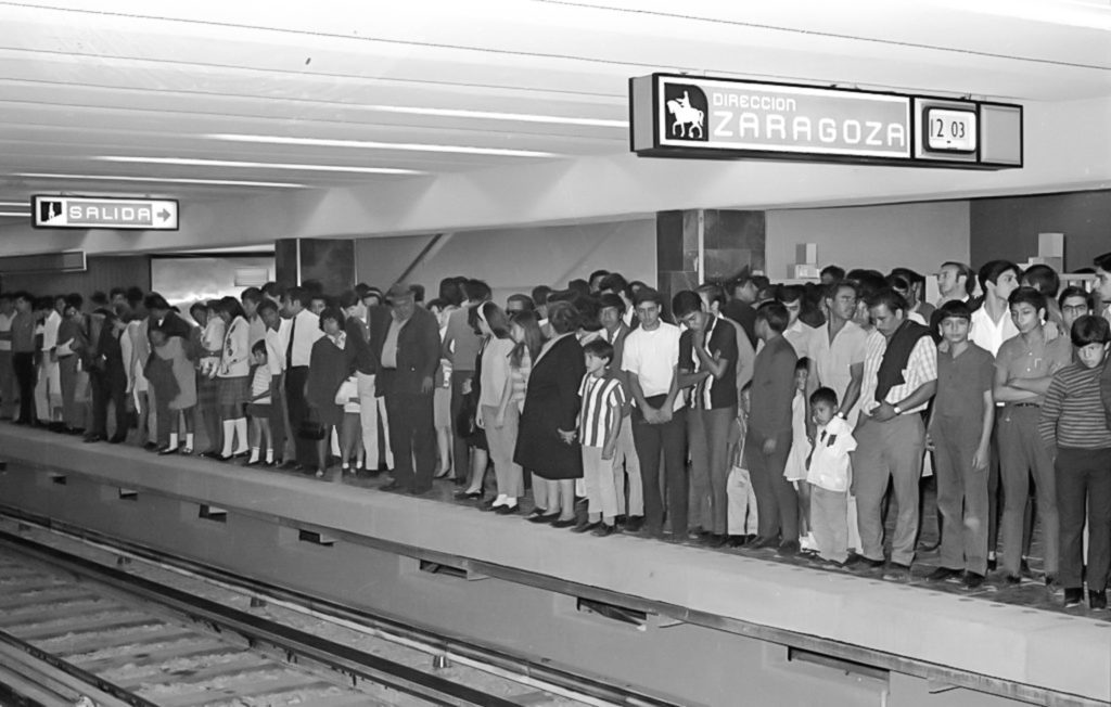 Algunos de los primeros usuarios del primer tramo de la Línea 1 del Metro de la Ciudad de México esperan el arribo del tren en una estación con dirección a la estación Zaragoza al día siguiente de la inauguración, el 5 de septiembre de 1969. Foto: Museo Archivo de la Fotografía