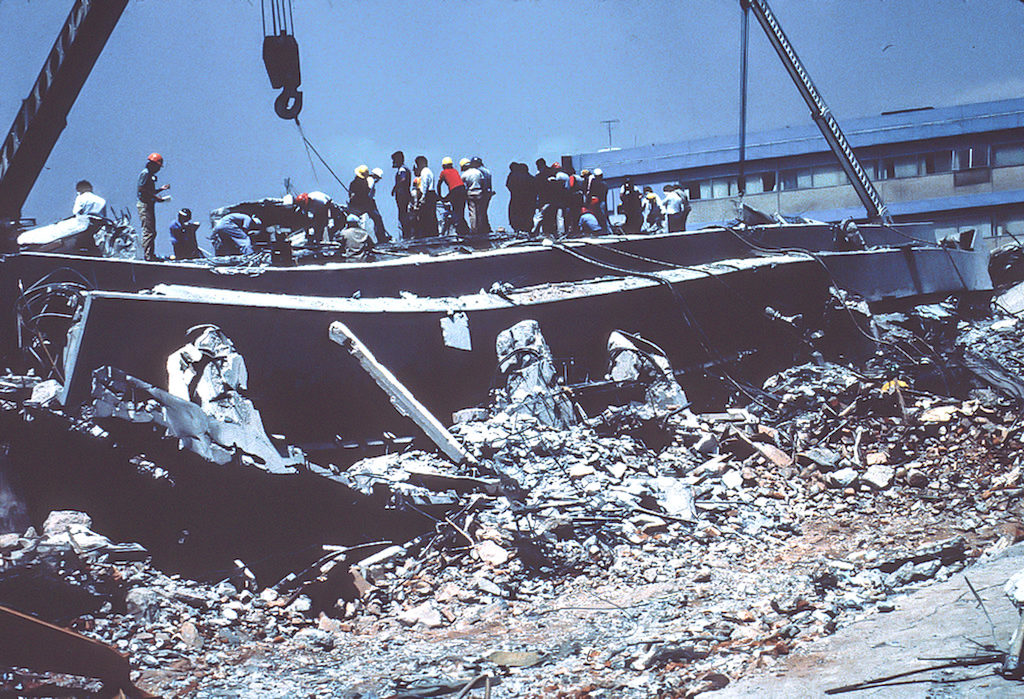 El edificio del Hospital General en la ciudad de México colapsado tras el terremoto del 19 de septiembre de 1985. Foto: United States Geological Survey