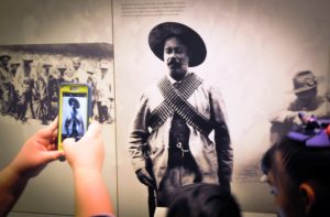 En el Museo Nacional de la Revolución, en la Ciudad de México, la figura histórica de Pancho Villa es una de las más populares entre las miles de personas que visitan el museo anualmente. Foto: Eduardo Barraza | Barriozona Magazine © 2016