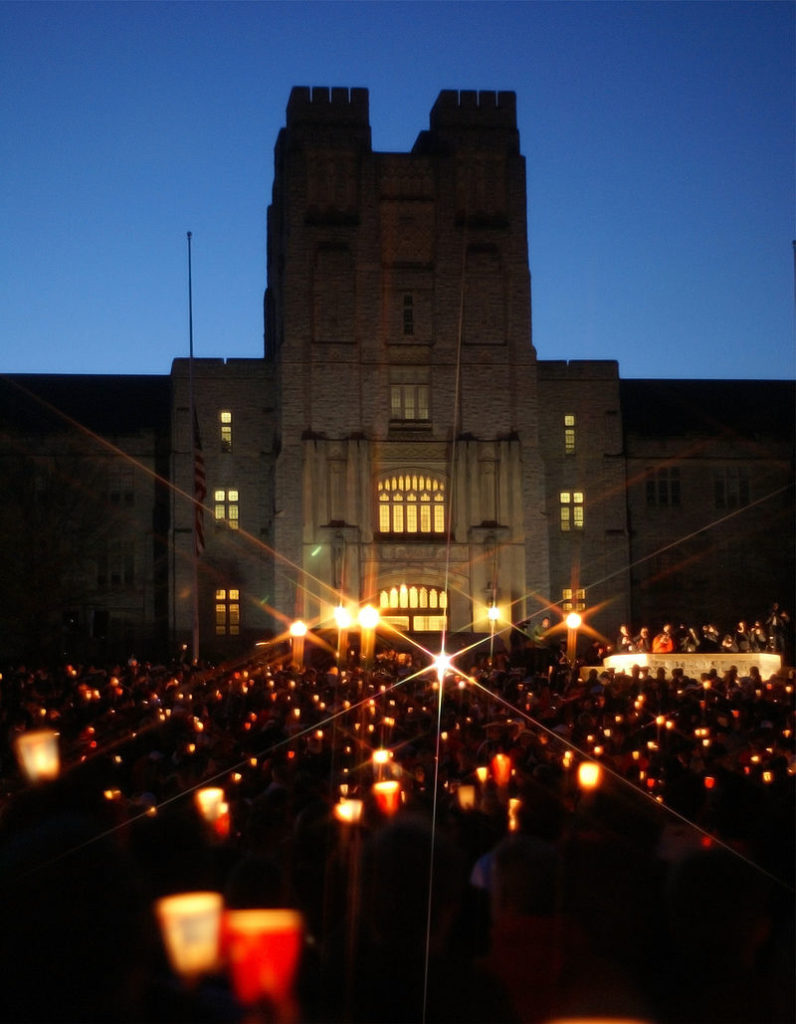 Una vigilia con velas la noche del 17 de abril de 2007 en honor de las víctimas de la Masacre de Virginia Tech, perpetrada por Seung-Hui Cho. Foto: Malus Catulus