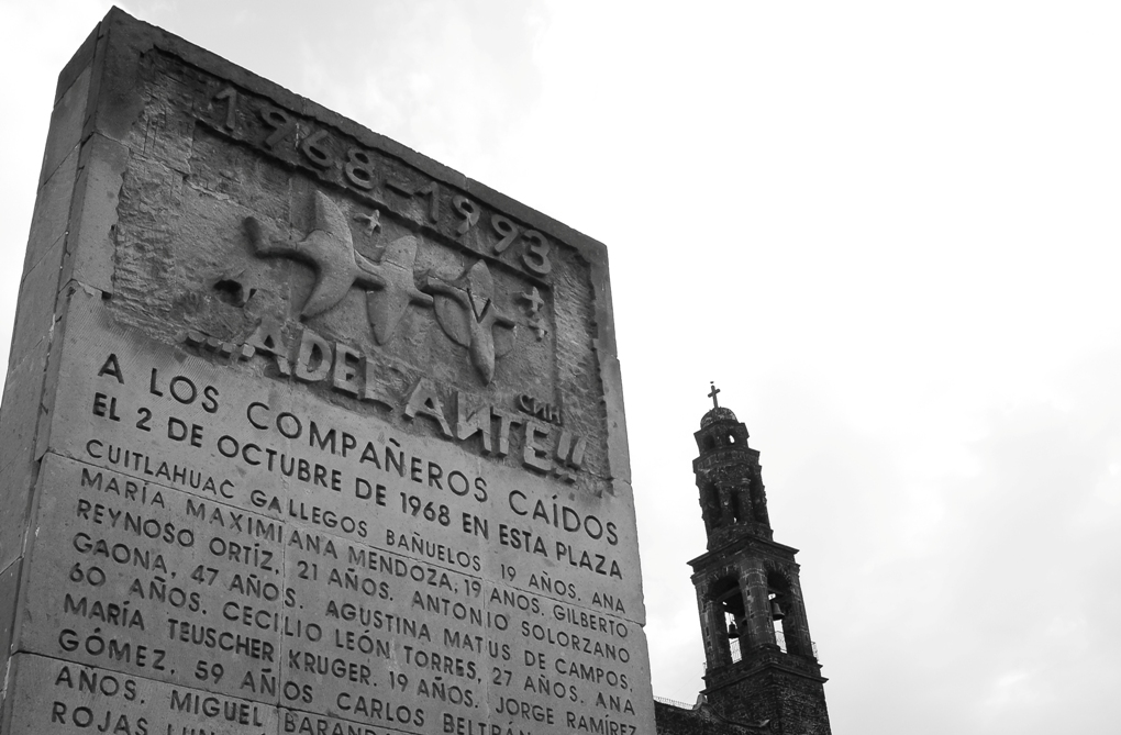 Un monumento erigido en 1993 en la Plaza de las Tres Culturas recuerda a las víctimas de la masacre de Tlatelolco en el lugar donde ocurrió el 2 de octubre de 1968. Foto: Eduardo Barraza | Barriozona Magazine © 2007